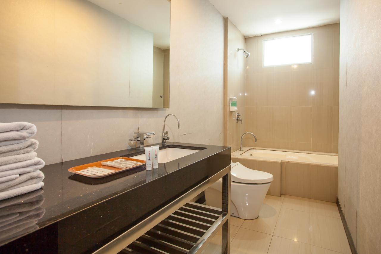 Reddoorz Plus @ Hr Muhammad Surabaya Exterior foto